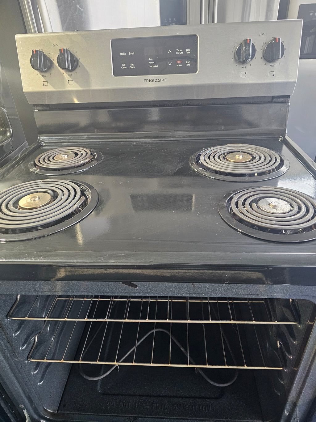Cuisinière serpentin couleur noir marque frigidaire