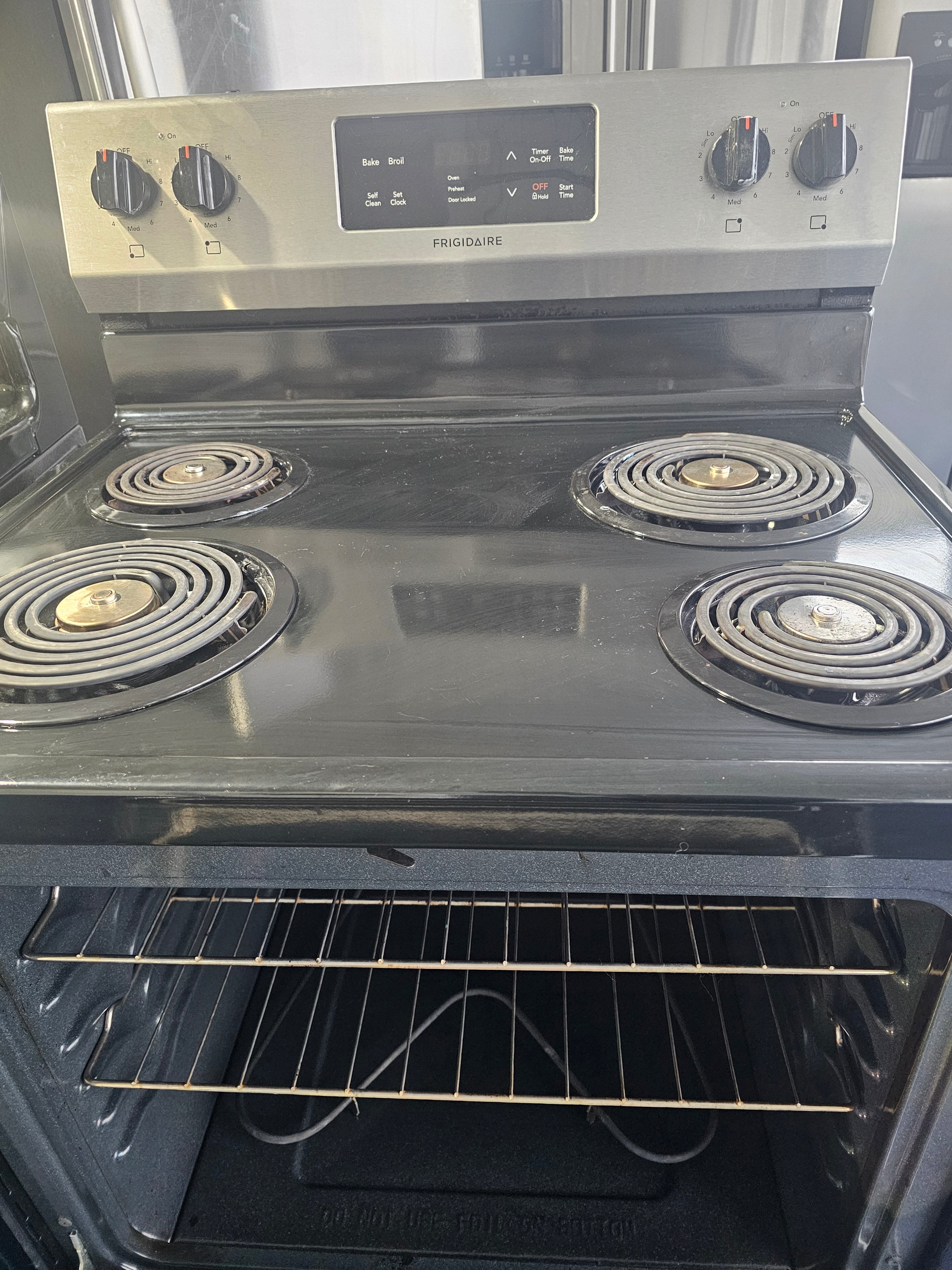 Cuisinière serpentin couleur noir marque frigidaire